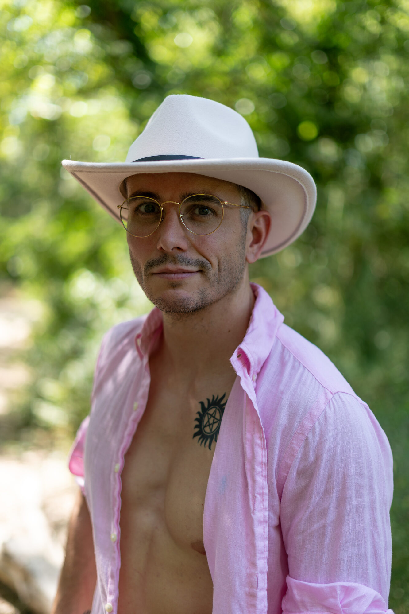 Guillaume in a white hat and pink shirt
